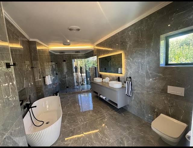 6 BEDROOM HOUSE FOR SALE IN MIDSTREAM ESTATE